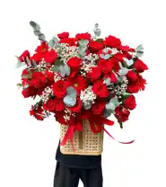 Giỏ Hoa Chúc Mừng Tone Đỏ Quyến Rủ